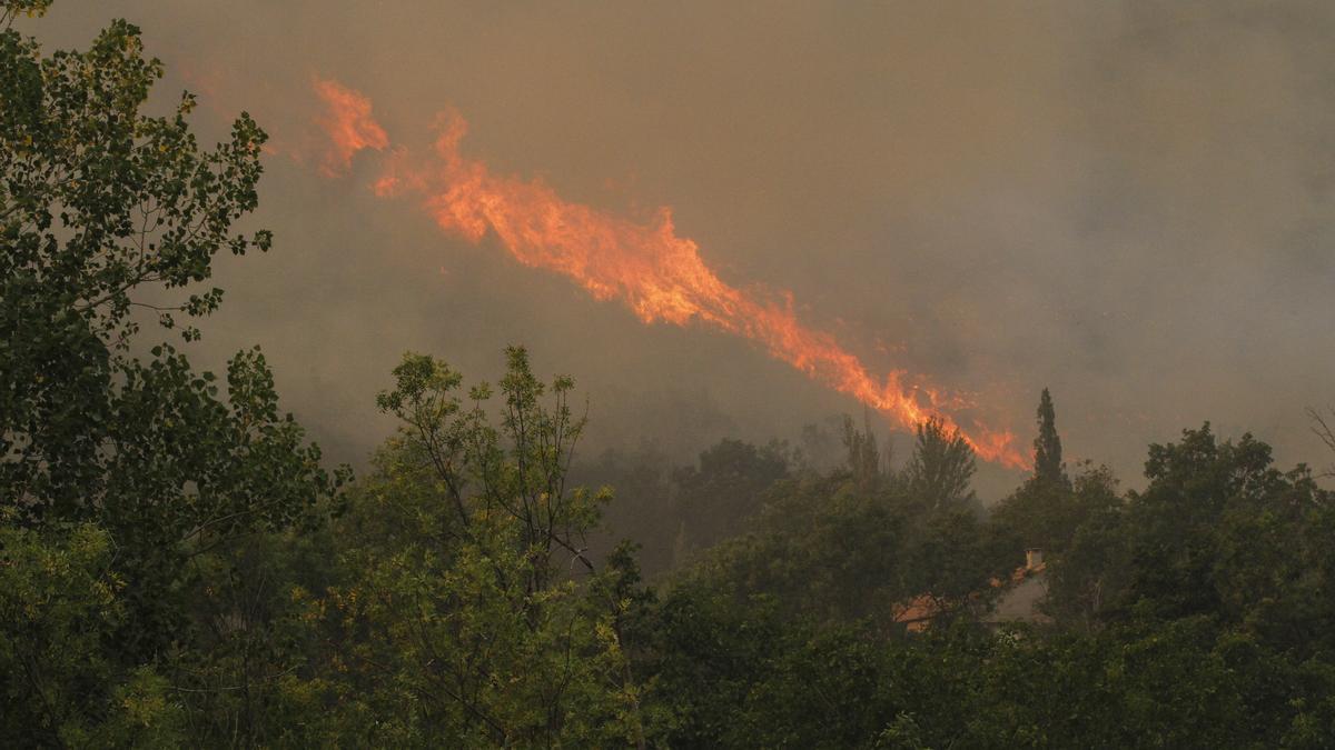 Incendio en el término abulense de Navalacruz, a 16 de agosto de 2021, en Ávila, Castilla y León (España). El fuego se inició en Navalacruz este sábado y permanece activo en el nivel 2 con afección provisional de al menos 12.000 hectáreas. El dispositivo