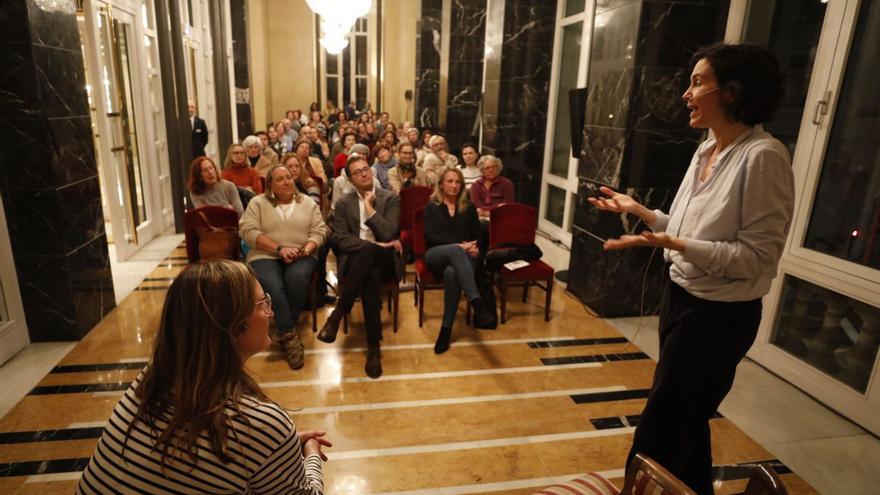 Cristina Campos y Elena Fernández-Pello, de espaldas, ayer, en el teatro Campoamor. | Luisma Murias