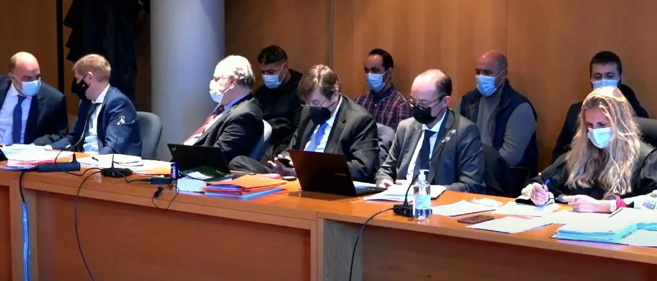 Abogados y acusados, en la jornada de hoy.