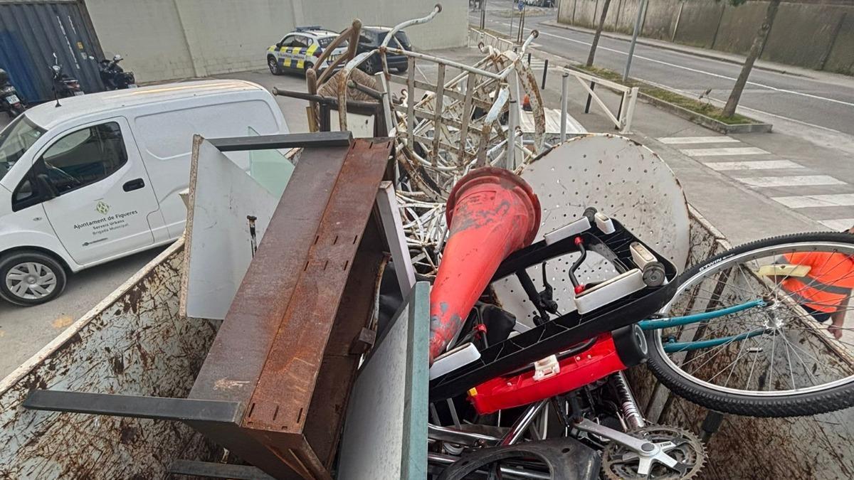Imatges del dispositiu de retirada d'objectes abandonats als barris del Culubret i Sant Joan de Figueres