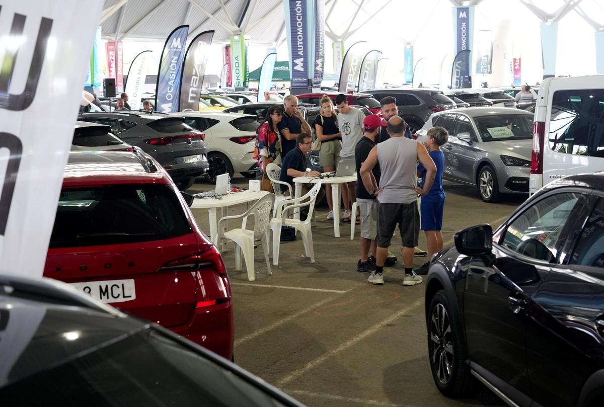 Galería: Los clientes observan los coches de Motorocasión.