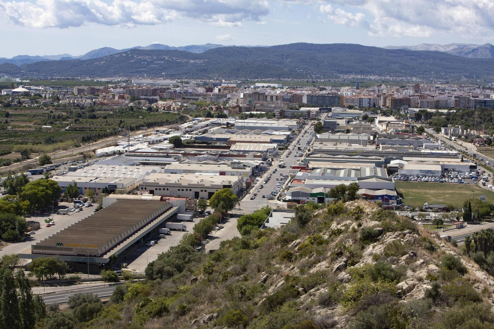Vista panorámica del polígono Alcodar de Gandia desde el castillo de Bairén.