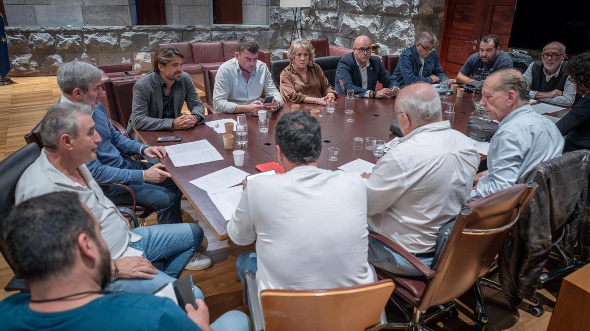 Imagen de archivo de patronal y sindicatos reunidos en Presidencia el miércoles con Fernando Clavijo (i).