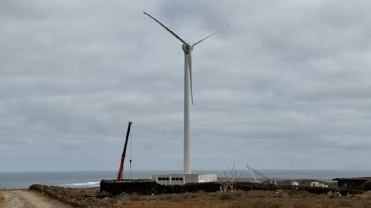 Denuncian que el aerogenerador del regadío de La Santa «elude» los controles ambientales en Lanzarote