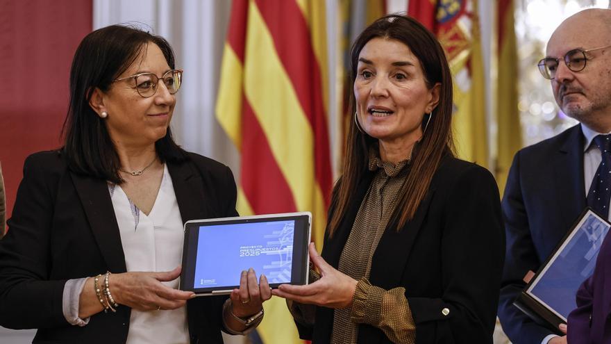 La consellera Ruth Merino hace entrega del proyecto de presupuestos a la presidenta de las Corts, Llanos Massó.