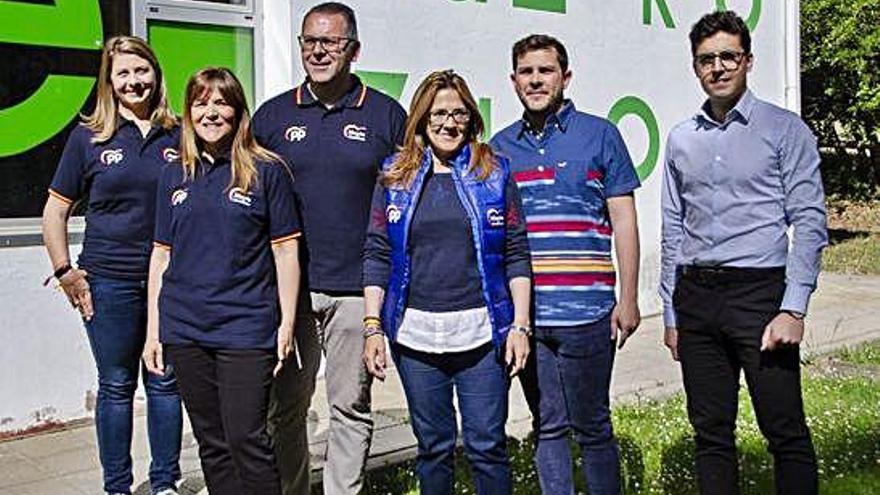 Mayte Martín Pozo, junto a varios miembros de su candidatura, en la zona de Valorio.