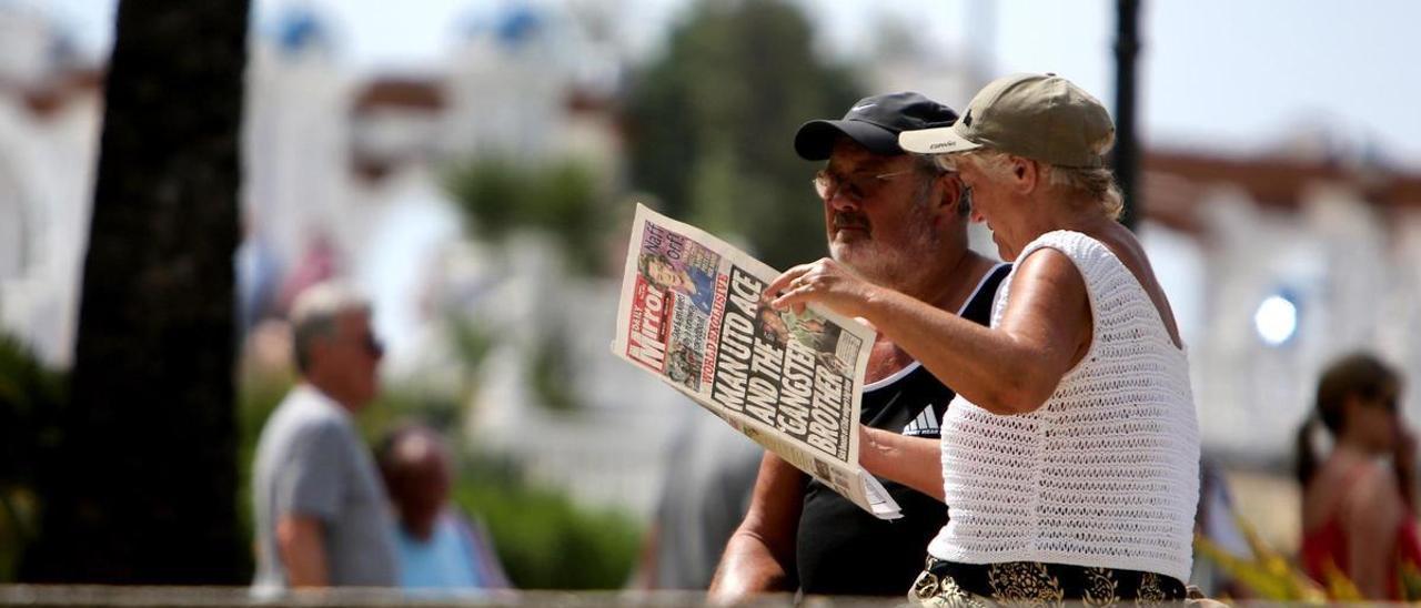 Dos personas leen la prensa británica en una imagen de archivo.
