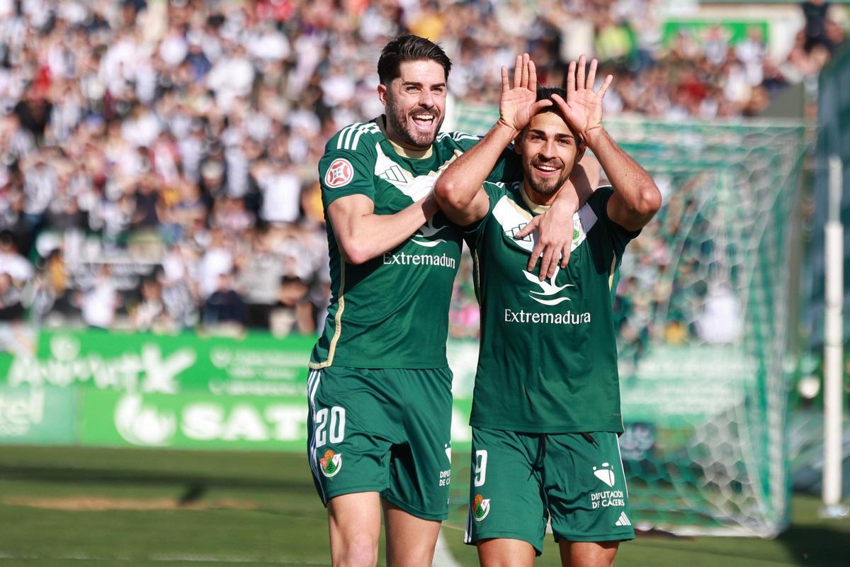 Pau Palacín y Diego Gómez celebran un gol del Cacereño.
