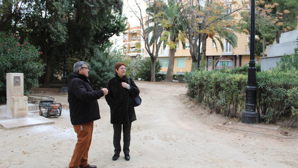 La alcaldesa Juana Guardiola visitando las obras