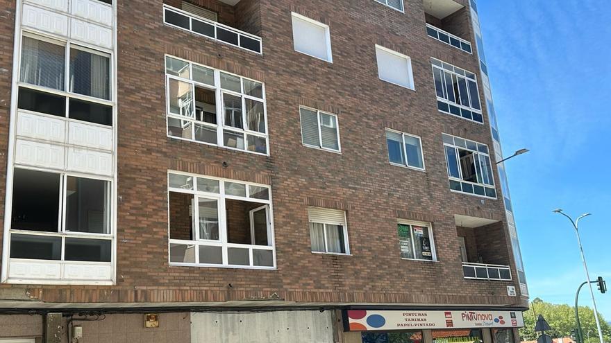 Fallece una octogenaria tras caerse de un segundo piso mientras limpiaba las ventanas en Vilagarcía
