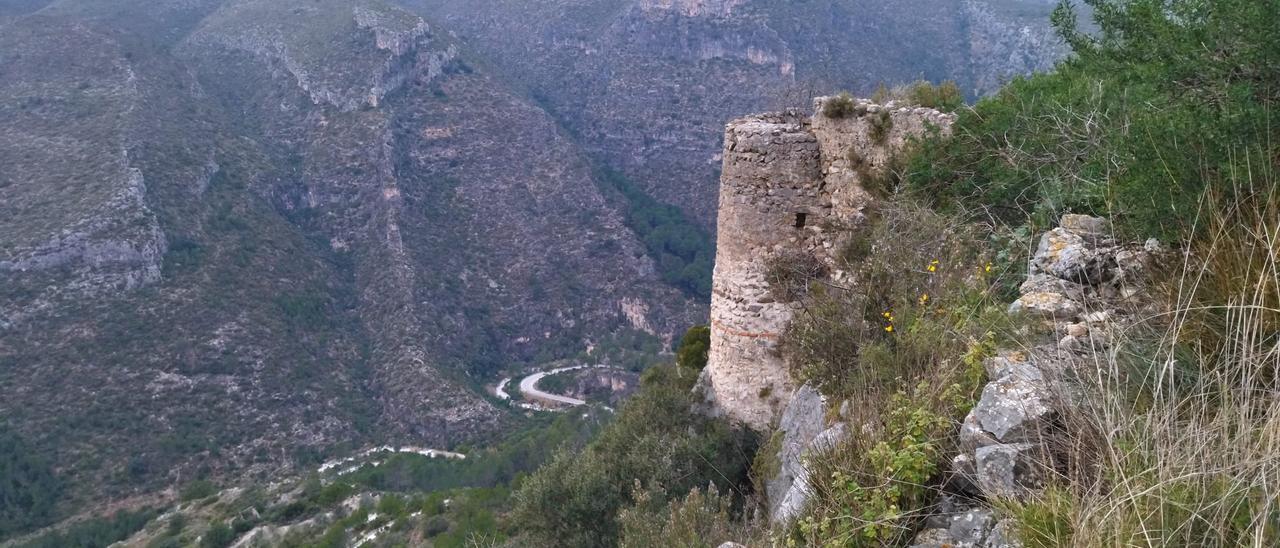 La fortaleza domina la entrada natural a la Vall de Gallinera.