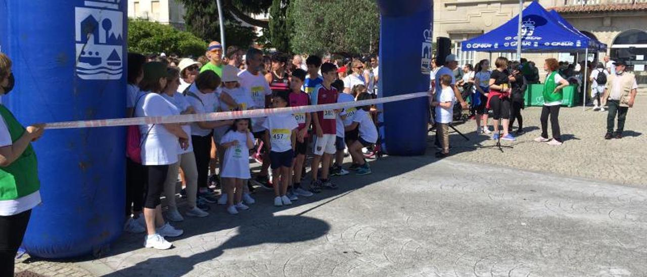 La ya tradicional marcha contra el cáncer arrancó y finalizó en O Corgo. |   //  FDV