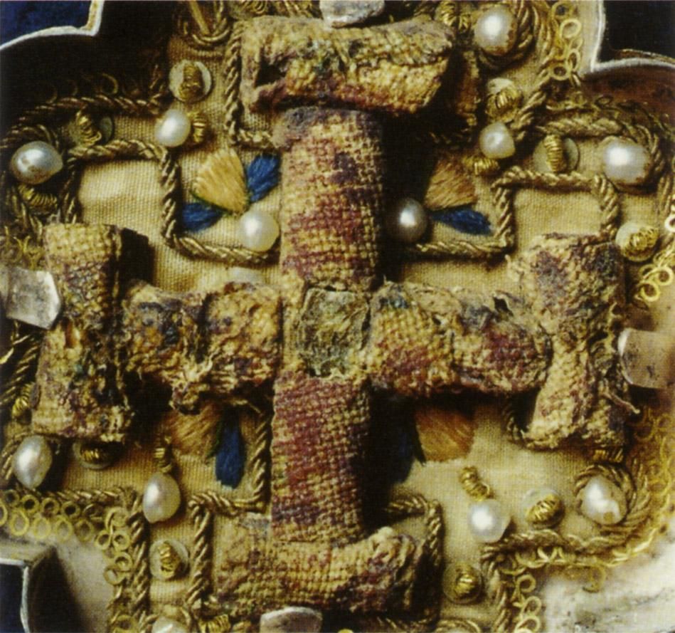 Cruz de Carne, en la parte central de la reliquia que se custodia en la capilla de Santa Inés de la Catedral