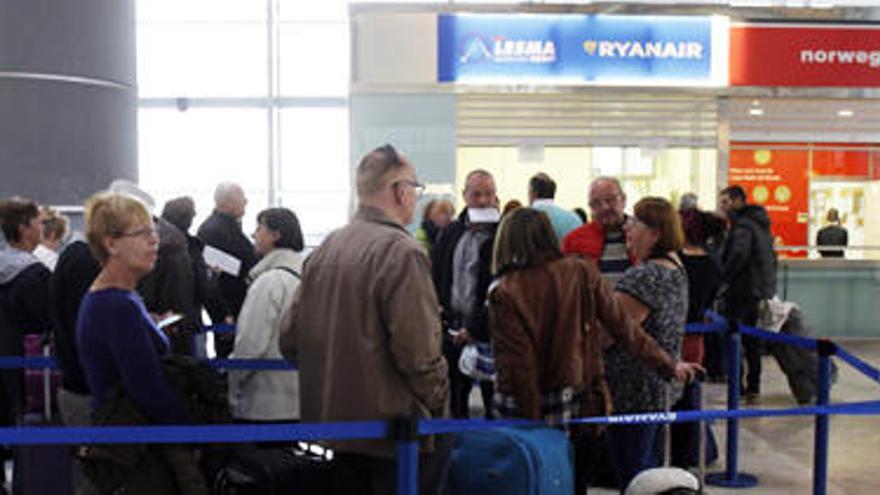 Las colas ante la oficina de Ryanair en el aeropuerto de Alicante-Elche esta mañana