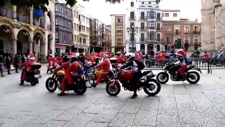 Cerca de 300 "Papa Noeles" recorren Zamora en moto