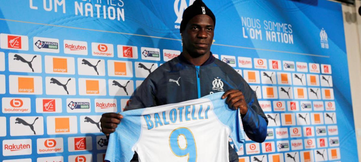Balotelli posa con su nueva camiseta.