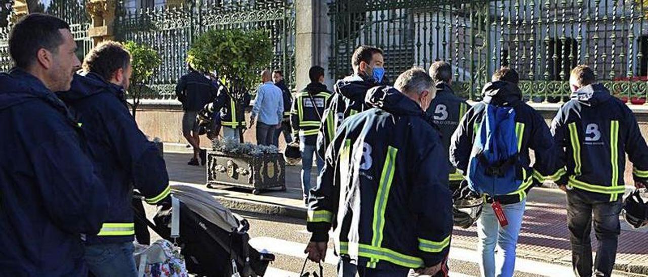 Bomberos concentrados ayer delante de la Junta. | Cristina Velasco