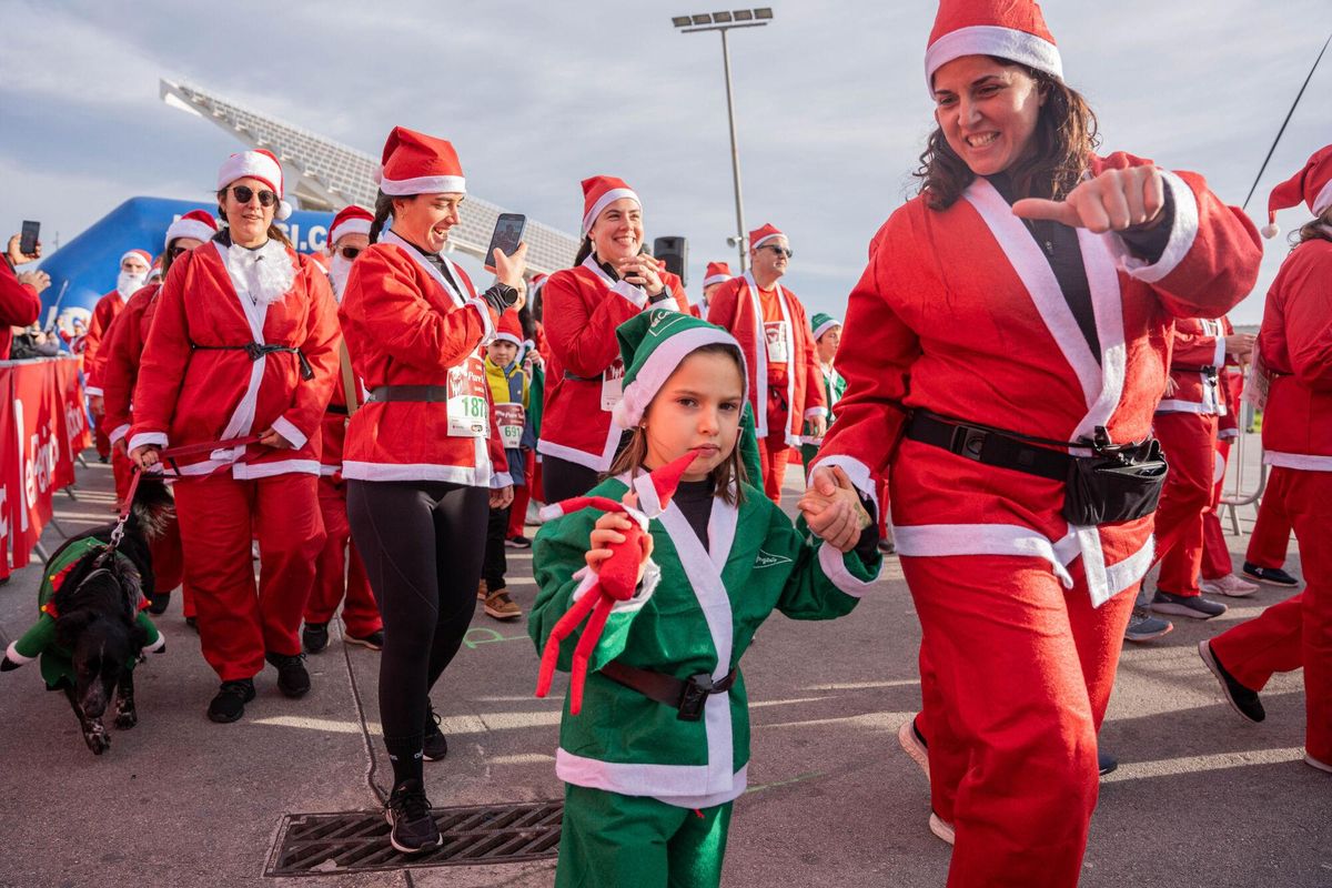 Cientos de Santa Claus corren por Barcelona en la primera Cursa del Pare Noel