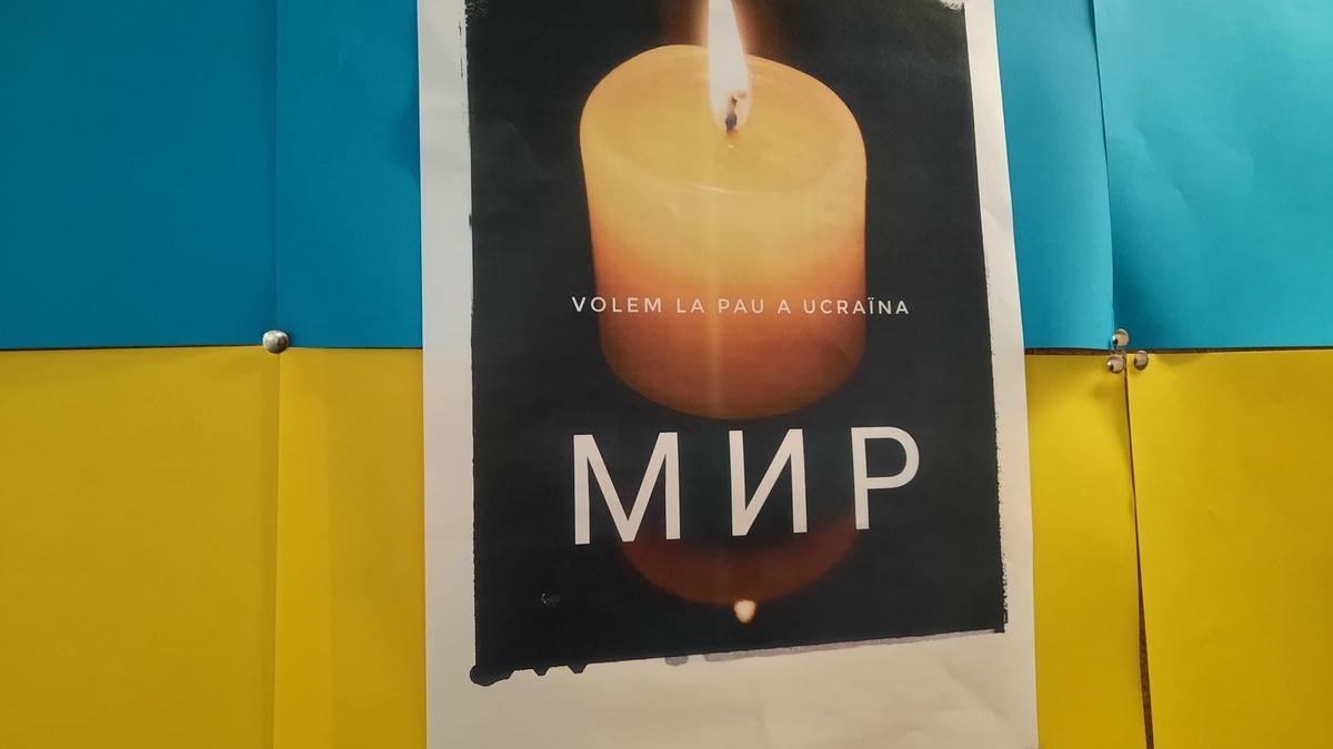 Una pancarta con la palabra paz escrita en ucraniano, en un pasillo del instituto de Guissona.