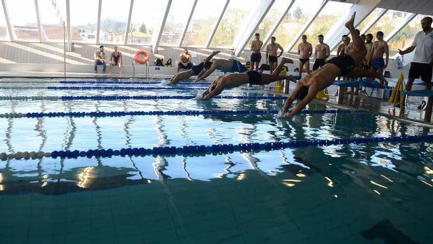 Algunos de los aspirantes durante la prueba celebrada ayer en la piscina de Cangas. // Gonzalo Núñez