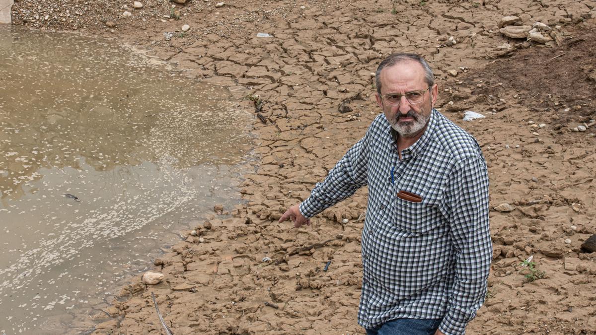 L'alcalde de Clariana, Albert Bajona, assenyala el llot acumulat al pantà de Sant Ponç