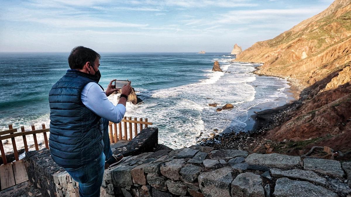 El alcalde Bermúdez, en la inauguración del paseo de Benijo.