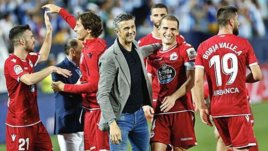 José Luis Martí celebra con Bergantiños la victoria en La Rosaleda.