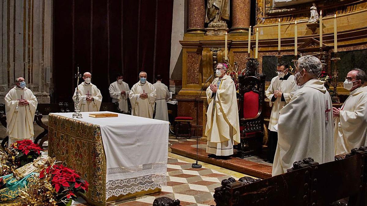 El obispo de Zamora se dirige a los feligreses que acudieron a la eucaristía en la Catedral. | Jose Luis Fernández