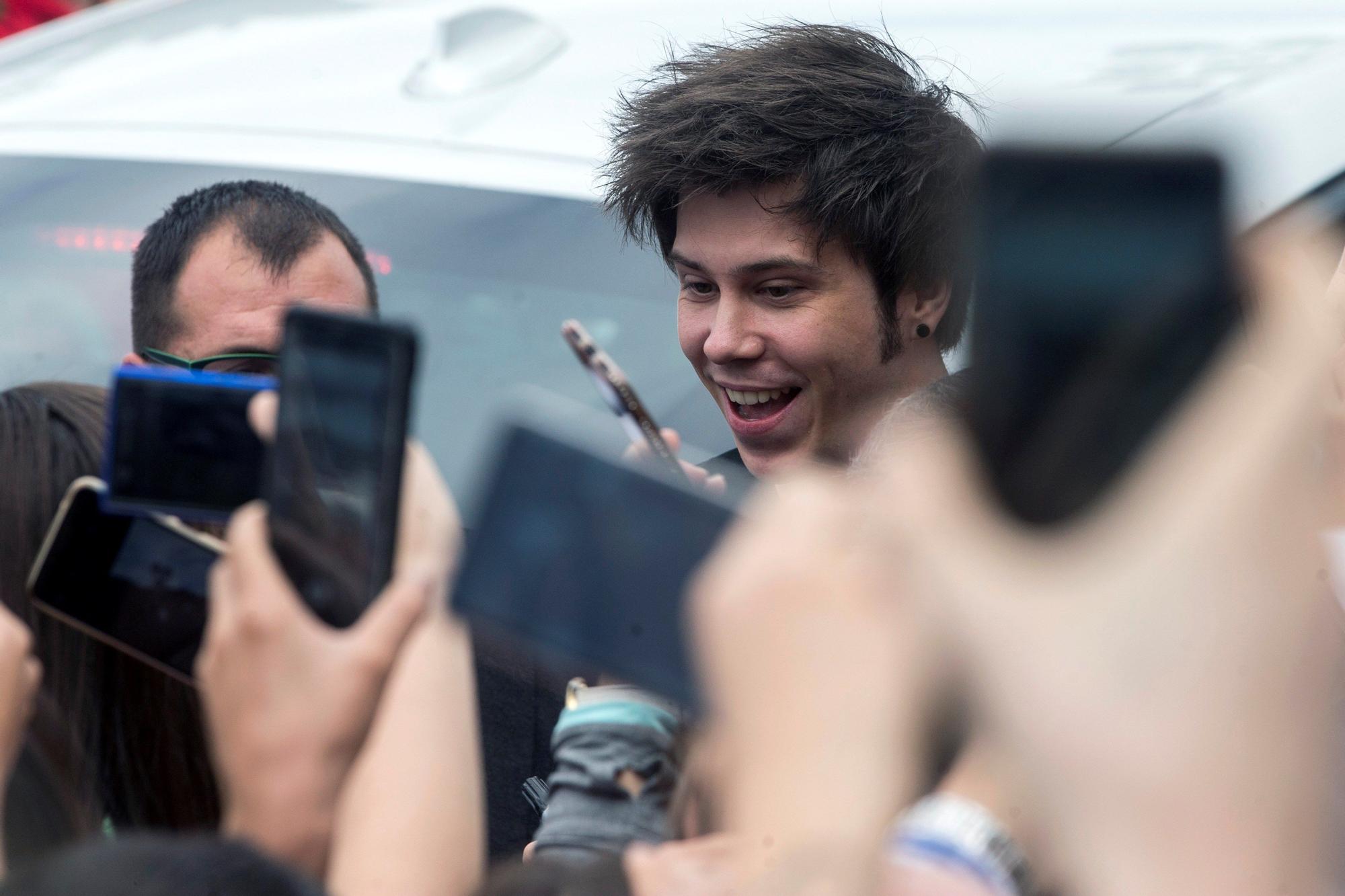 El Rubius rodeado por teléfonos móviles en el festival de Sitges.