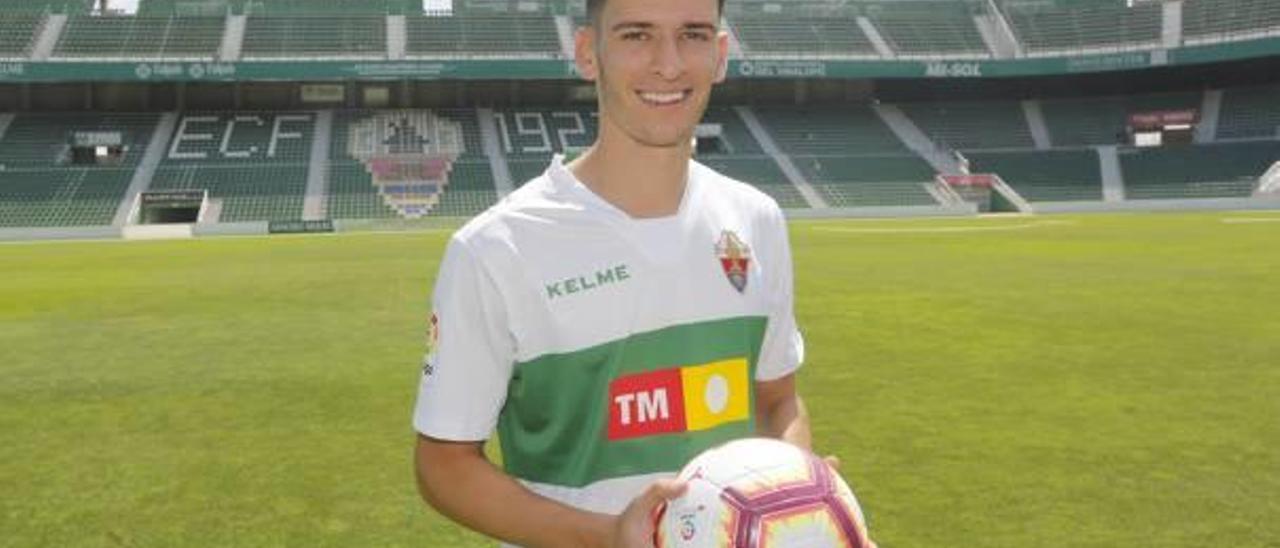 Chuca, ayer, durante su presentación oficial como nuevo jugador del Elche.