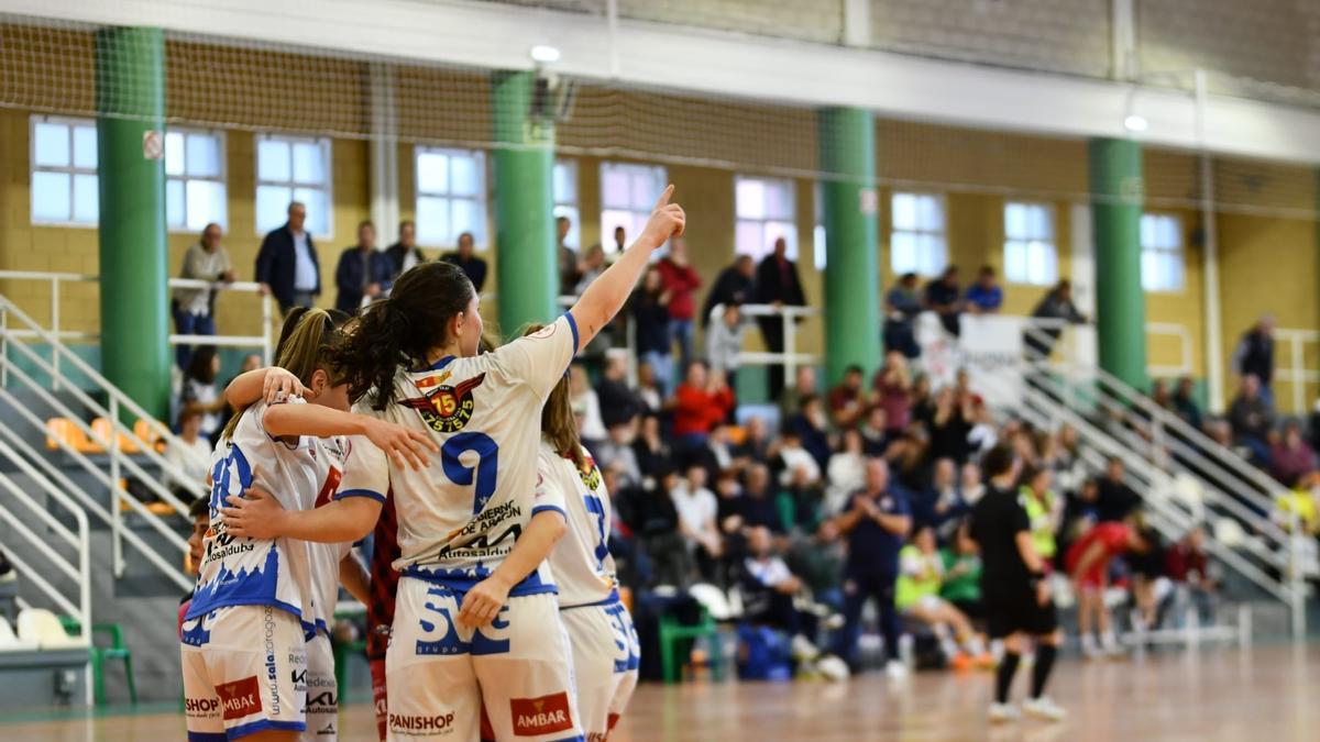 Las jugadoras del Sala Zaragoza celebran un gol.