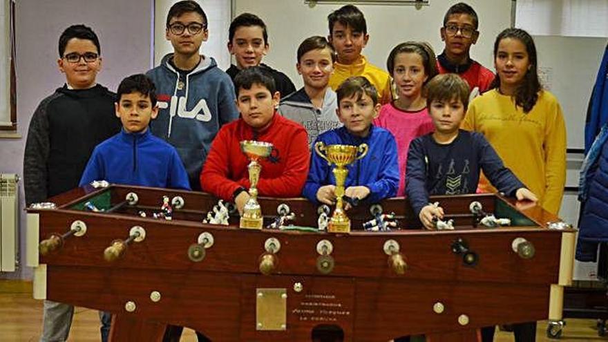 Participantes en el campeonato de futbolín de ayer.