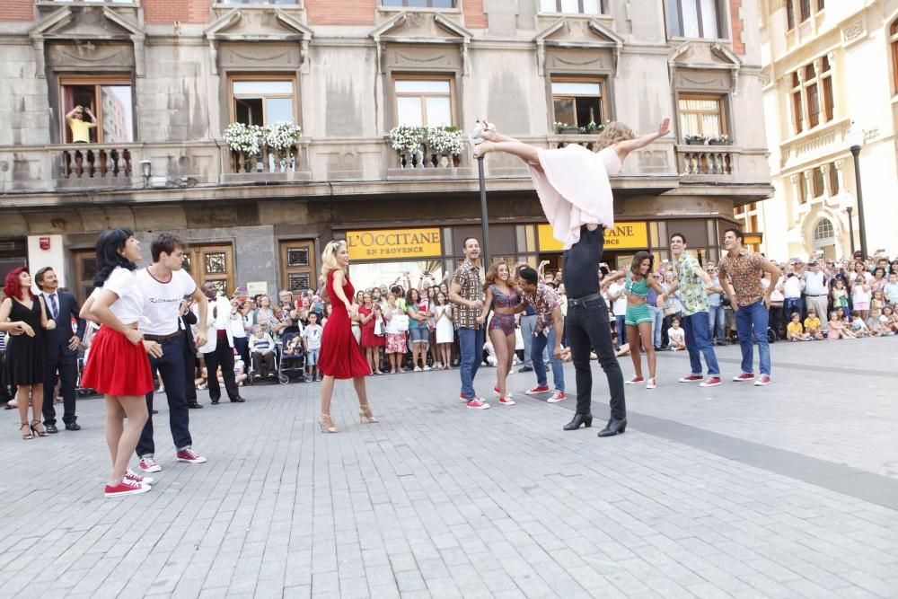 Los artistas del musical "Dirty dancing" hacen una exhibición en la calle en Gijón.