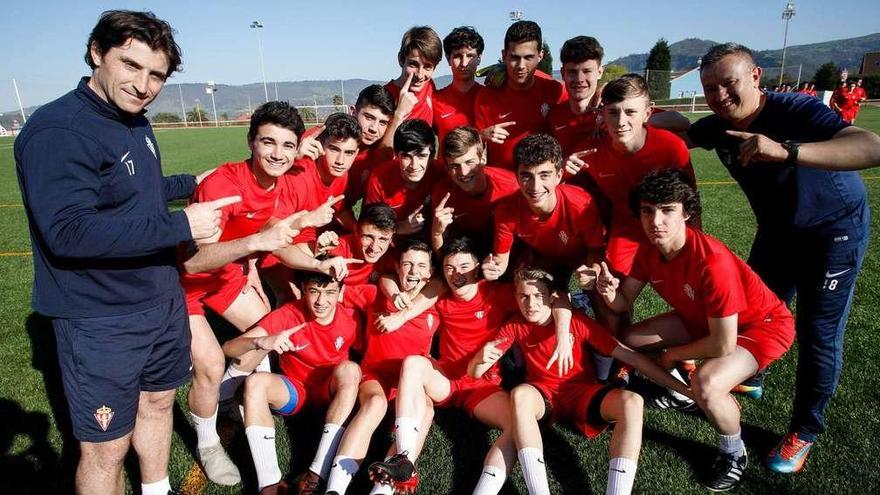 Caco Morán, a la izquierda, junto a los jugadores del cadete A del Sporting a los que entrena, antes de una sesión esta semana en Mareo.