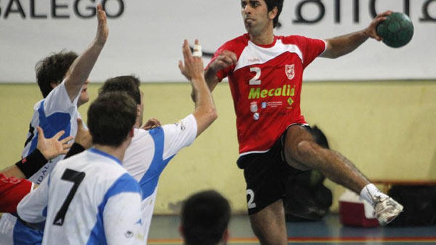 Un lance del partido disputado ayer entre el Mecalia y el Alcobendas en O Rosal. // R, Grobas