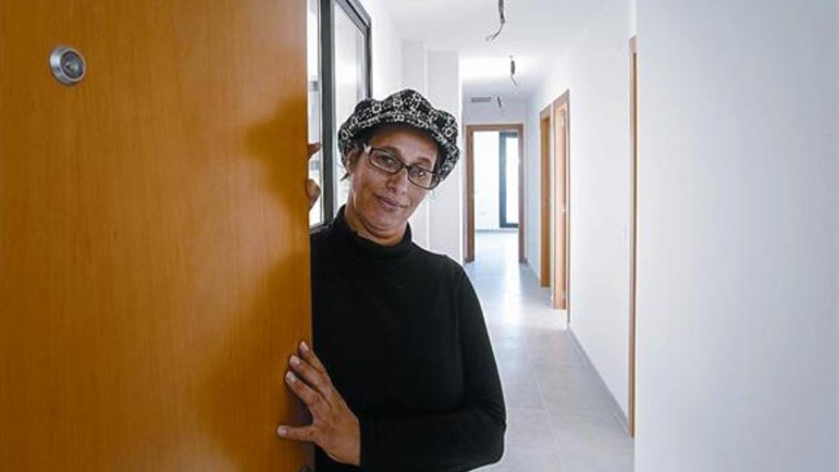 Isabel Fernández, a la puerta del piso que la fundación del promotor Antonio Gimeno le ha alquilado por 50 euros al mes en la localidad valenciana de L'Alcúdia, ayer.