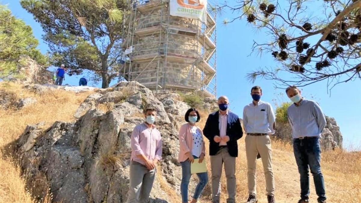 Autoridades y técnicos, durante una visita a las obras de la torre de El Canuto.