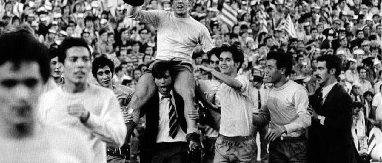 Leocadio paseado a hombros por Pedro en el Bernabéu y tras recibir el trofeo de manos de Francisco Franco.