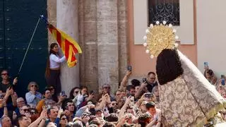 La Virgen sale al Traslado con un manto "Terreta" donado por la fallera mayor de València