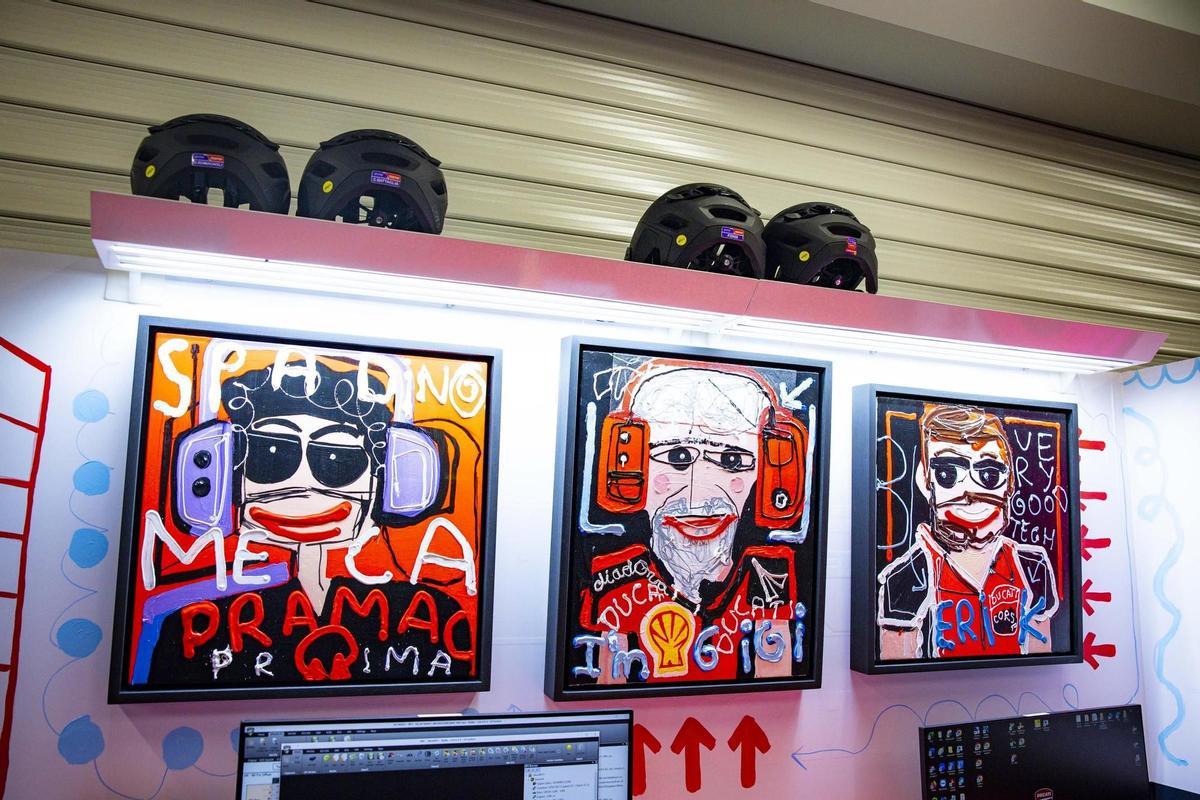 Tres retratos, de tres miembros del equipo Prima Pramac, realizados por Miguel Caravaca, en el boxe del equipo en Montmeló