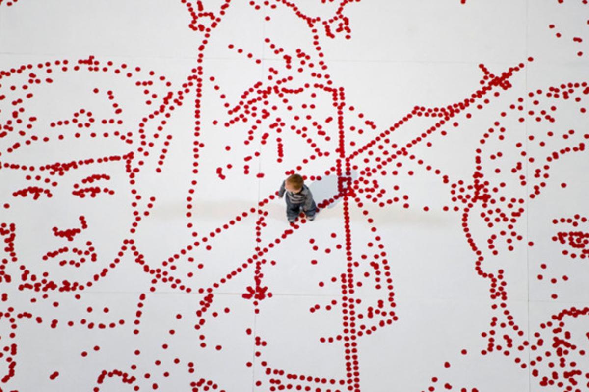 Un nen camina sobre una instal·lació de roselles, creada amb motiu de la commemoració del fi de la primera guerra mundial, a Londres.