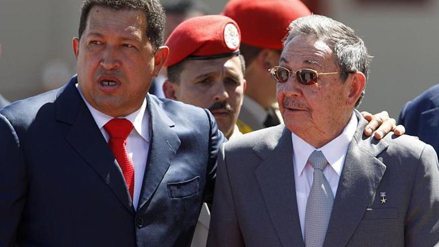 El presidente de Venezuela, Hugo Chávez, junto al presidente cubano Raúl castro.