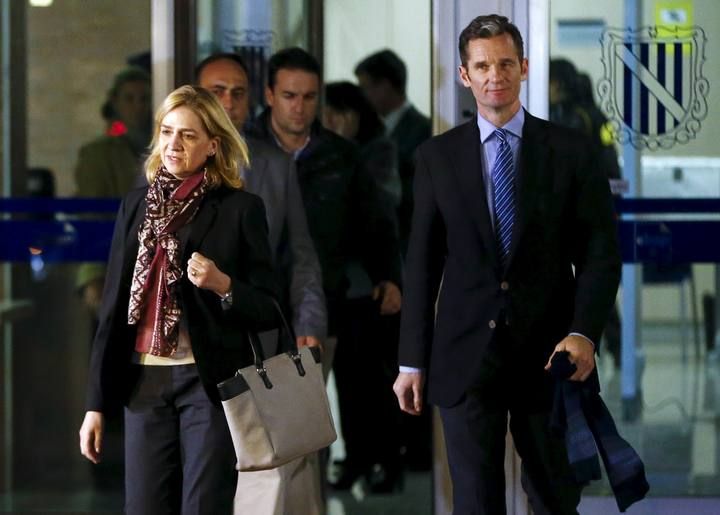 La Infanta e Iñaki Urdangarin abandonan el tribunal del caso Nóos tras concluir la primera jornada