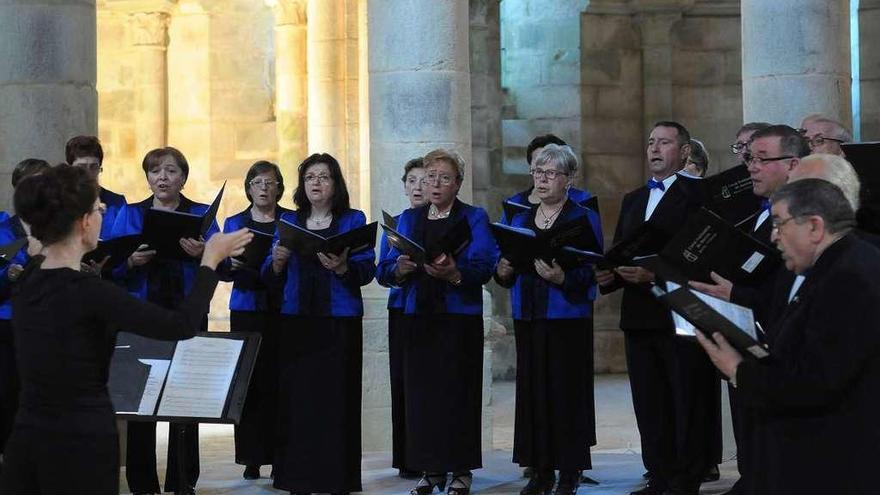 La Coral de Berres durante un concierto en el Monasterio de Carboeiro. // Bernabé/ Javier Lalín