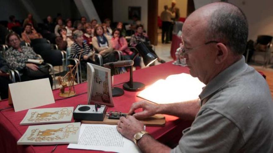 La novela fue retransmitida ayer mediante telegrafía sin hilos a todas partes del mundo.