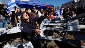 Choque entre palestinos y colonos israelís en el barrio de Sheij Jarrah.