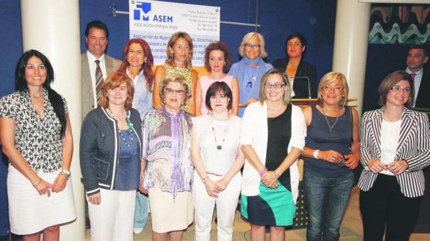 Por la izquierda, en primer término, Paula Rivero de Acusmed; Teresa Alonso, secretaria general de Foro Asturias; Carmen Rodríguez, cofundadora de Asem; María Antonia Álvarez Suárez, presidenta de Asem; Ana López-Cancio de Forja; Ana Hevia, concejala de Avilés, y Susana Fernández Iglesias, abogada. Tras ellas, el vicepresidente de la Cámara, Félix Baragaño; las diputadas regionales de Foro Asturias Pepa Collado, Esther Landa y Marina Huerta; Charo Gómez Haces, vicepresidenta de Asem y Elena Fernández Fernández, secretaria general de Asem, poco antes del inicio de la jornada de ayer.