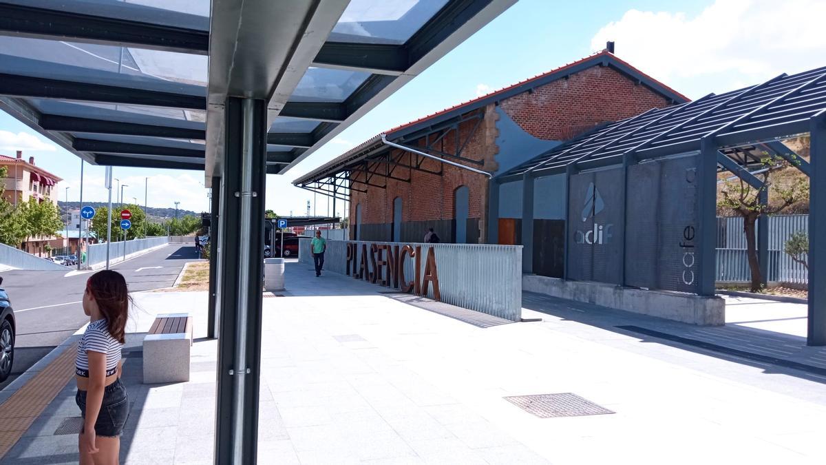 Edificio que albergará el bar de la estación de tren de Plasencia.