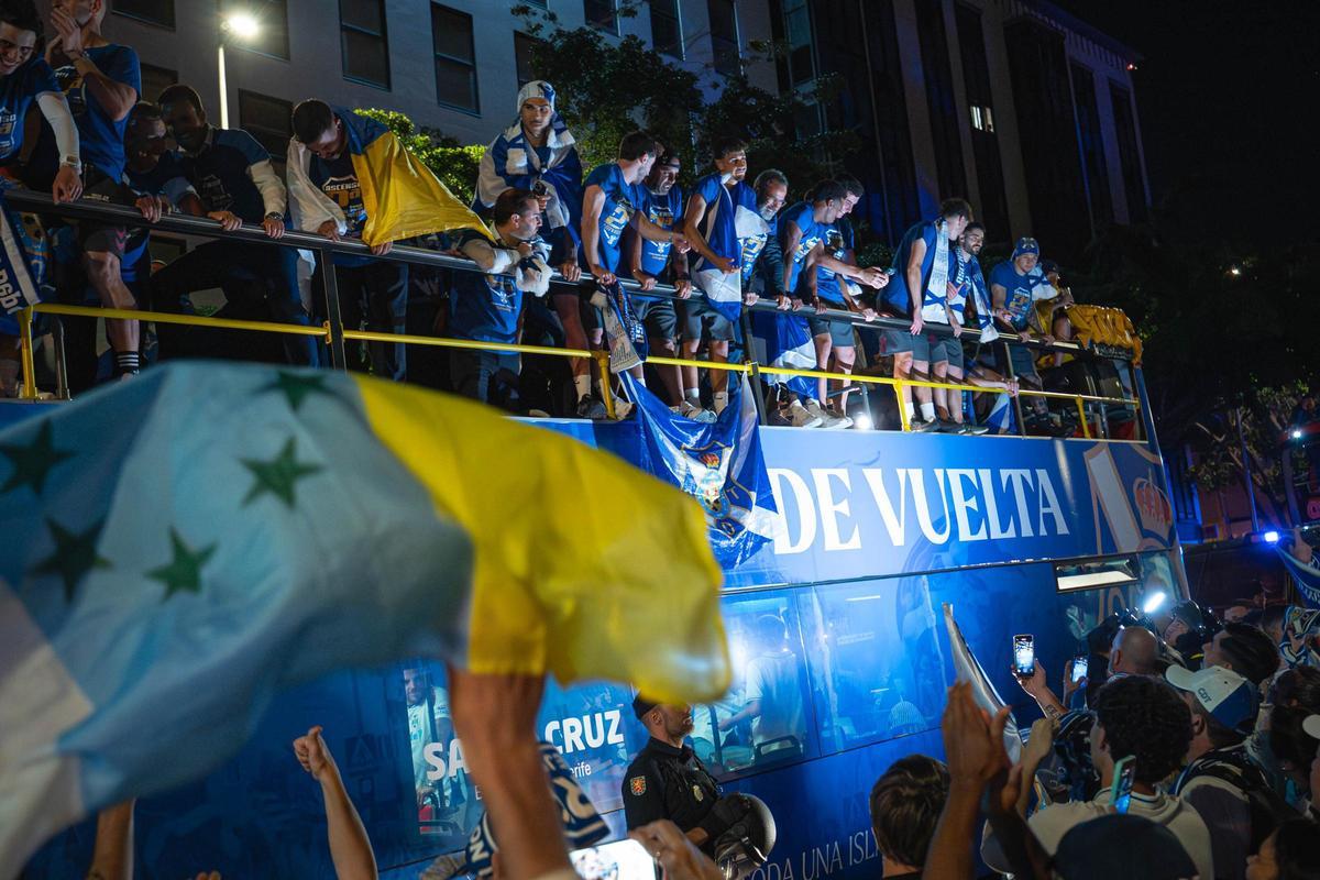 La plantilla del CD Tenerife llega al Cabildo para celebrar el ascenso con la afición blanquiazul La plantilla del CD Tenerife llega al Cabildo para celebrar el ascenso con la afición blanquiazul