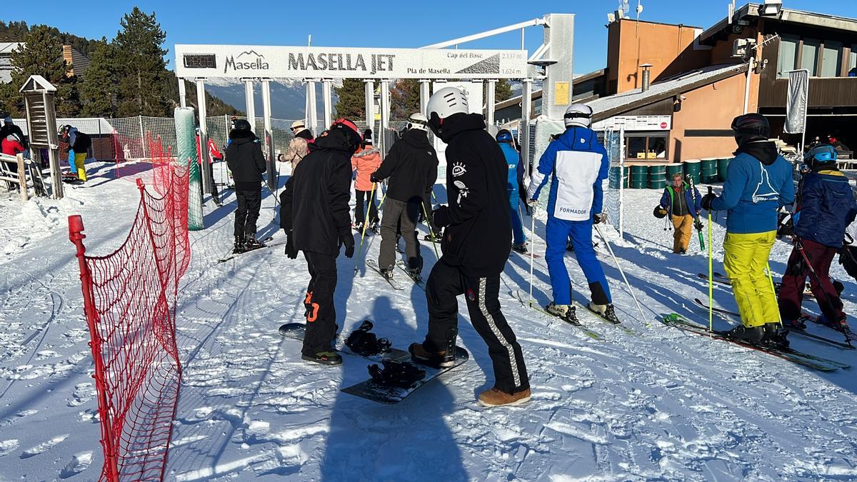 Desenes d'esquiadors a la zona d'accés a un dels remuntadors de l'estació de Masella (Cerdanya)